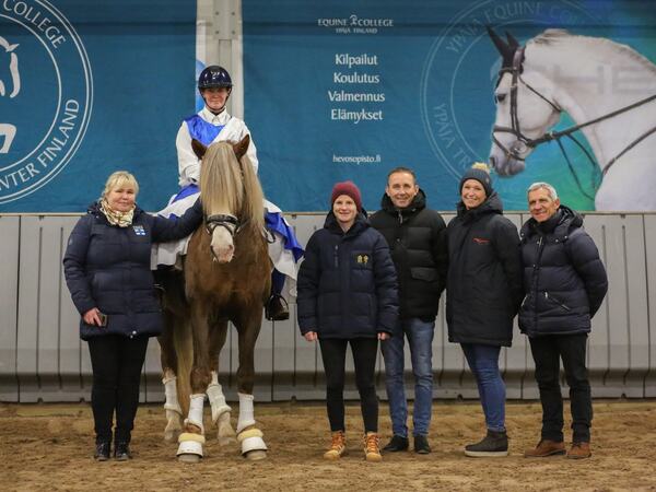Fra venstre: Anu Korrppo, Linda Eriksson, avtroppende leder Markus Scarmann, ny leder Hanne Dahl Lien og Eric Deyna. Fra venstre: Anu Korrppo, Linda Eriksson, avtroppende leder Markus Scarmann, ny leder Hanne Dahl Lien og Eric Deyna.