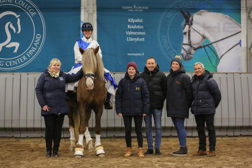 Fra venstre: Anu Korrppo, Linda Eriksson, avtroppende leder Markus Scarmann, ny leder Hanne Dahl Lien og Eric Deyna. Fra venstre: Anu Korrppo, Linda Eriksson, avtroppende leder Markus Scarmann, ny leder Hanne Dahl Lien og Eric Deyna.