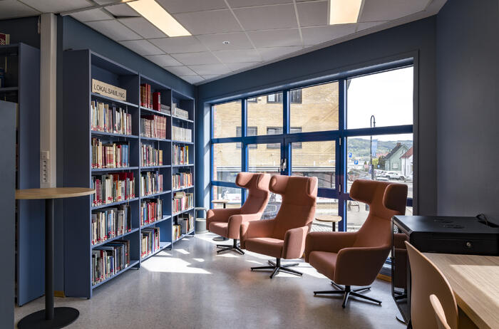 Foto av lenestolene på biblioteket