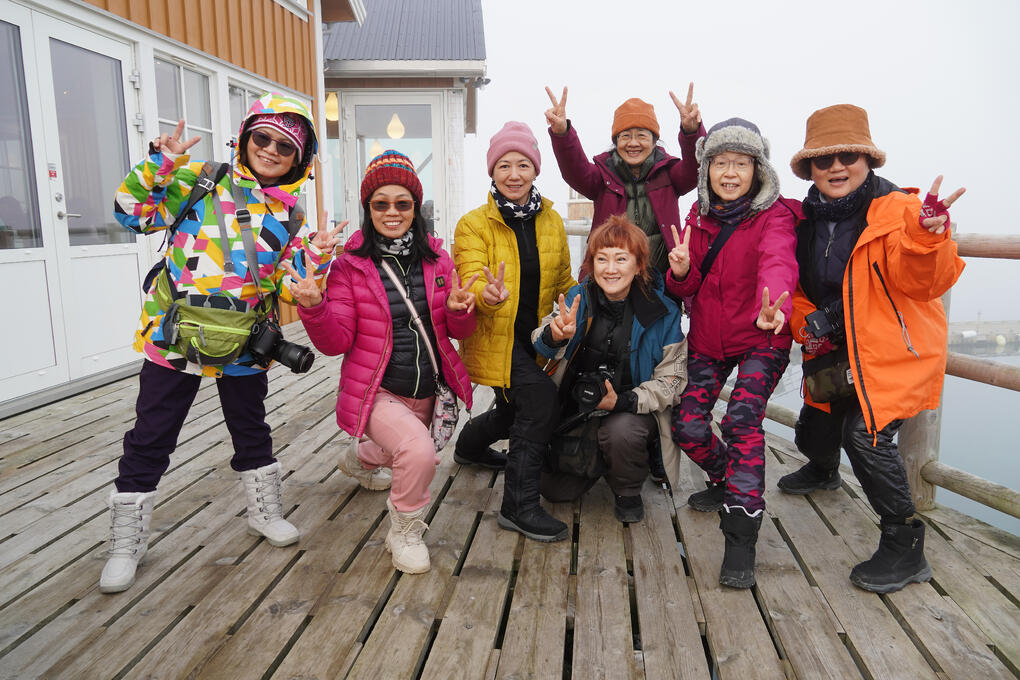 POPULÆRT – IKKE KAOS: Reiselivssjefen Line Renate Samuelsen i Destinasjon Lofoten sier i en pressemelding at Lofoten er populært, men kaos er det ikke. Bildet viser en gruppe asiatiske turister på tur i Lofoten. (Foto: Christine Baglo_Visitnorway.com.) POPULÆRT – IKKE KAOS: Reiselivssjefen Line Renate Samuelsen i Destinasjon Lofoten sier i en pressemelding at Lofoten er populært, men kaos er det ikke. Bildet viser en gruppe asiatiske turister på tur i Lofoten. (Foto: Christine Baglo_Visitnorway.com.)