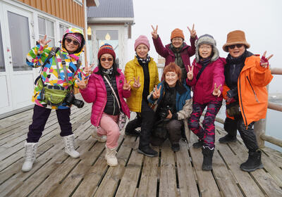 POPULÆRT – IKKE KAOS: Reiselivssjefen Line Renate Samuelsen i Destinasjon Lofoten sier i en pressemelding at Lofoten er populært, men kaos er det ikke. Bildet viser en gruppe asiatiske turister på tur i Lofoten. (Foto: Christine Baglo_Visitnorway.com.)