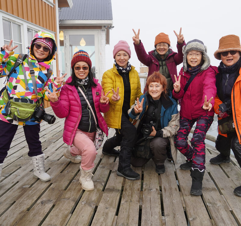 POPULÆRT – IKKE KAOS: Reiselivssjefen Line Renate Samuelsen i Destinasjon Lofoten sier i en pressemelding at Lofoten er populært, men kaos er det ikke. Bildet viser en gruppe asiatiske turister på tur i Lofoten. (Foto: Christine Baglo_Visitnorway.com.)
