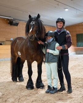 Skjævestad Alvin gikk til topps i klasse 1a. Han gikk opp fra 3.premie til 2.premie og sto som I i kvalitet. I tillegg ble han også dagens hest. Eiere Jenny Marie og Alvine Næss Gulbrandsen var stolte av bestevennen sin!