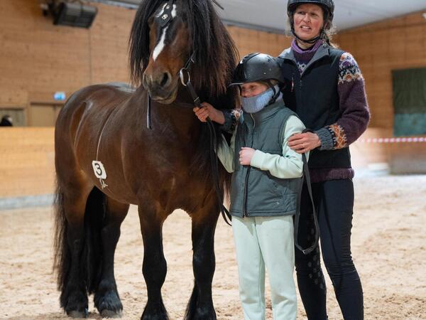 Skjævestad Alvin gikk til topps i klasse 1a. Han gikk opp fra 3.premie til 2.premie og sto som I i kvalitet. I tillegg ble han også dagens hest. Eiere Jenny Marie og Alvine Næss Gulbrandsen var stolte av bestevennen sin!