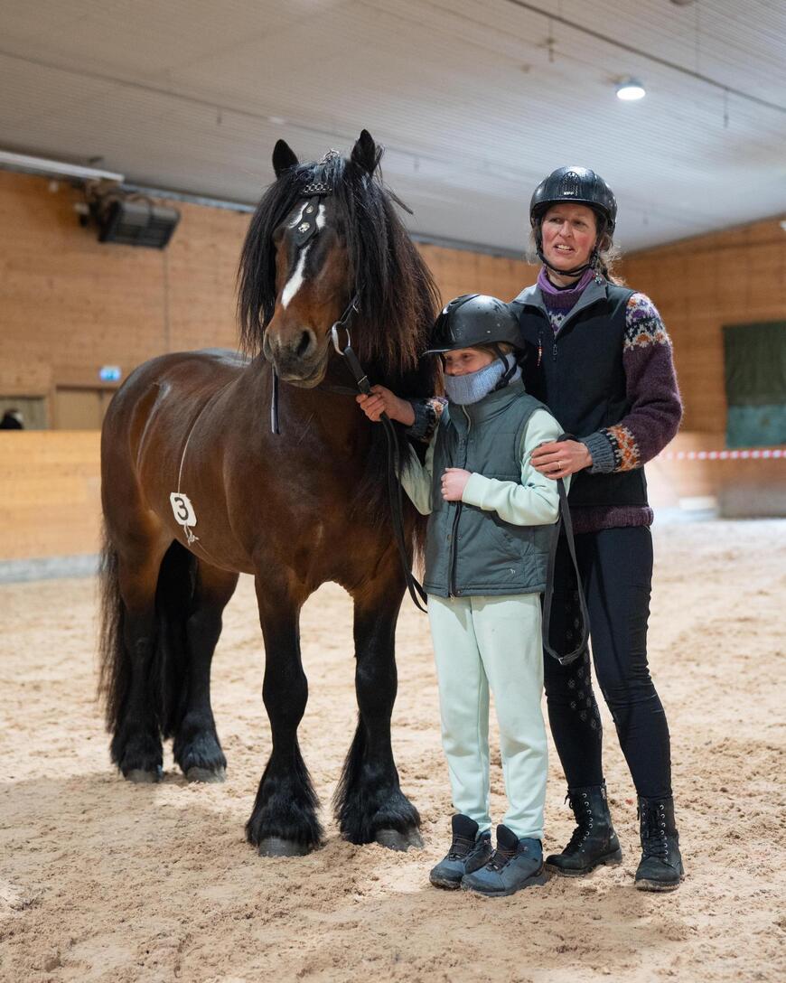 Skjævestad Alvin gikk til topps i klasse 1a. Han gikk opp fra 3.premie til 2.premie og sto som I i kvalitet. I tillegg ble han også dagens hest. Eiere Jenny Marie og Alvine Næss Gulbrandsen var stolte av bestevennen sin!