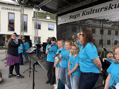 I Dovregubbens hall med dirigent Marin, orkester og kor.