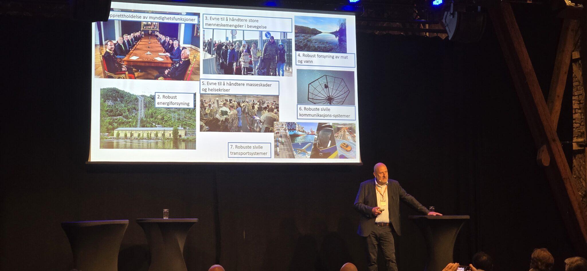Per Kristian Brekke, spesialutsending til NATO fra Norge, innledet om NATO sine syv grunnleggende forventninger og krav til beredskap. Per Kristian Brekke, spesialutsending til NATO fra Norge, innledet om NATO sine syv grunnleggende forventninger og krav til beredskap.