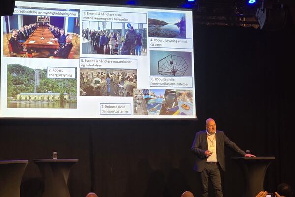 Per Kristian Brekke, spesialutsending til NATO fra Norge, innledet om NATO sine syv grunnleggende forventninger og krav til beredskap. Per Kristian Brekke, spesialutsending til NATO fra Norge, innledet om NATO sine syv grunnleggende forventninger og krav til beredskap.