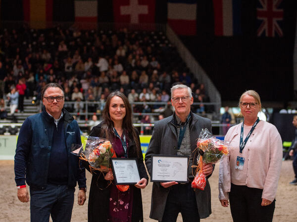 Prisutdelere og prismottakere under Agria Oslo Horse Show laurdag 10.oktober. Fra venstre: Tore Svendsgaard, Hanna Vermedal, Peer Berg og Torild Jacobsen. Foto: Malenefoto.com Prisutdelere og prismottakere under Agria Oslo Horse Show laurdag 10.oktober. Fra venstre: Tore Svendsgaard, Hanna Vermedal, Peer Berg og Torild Jacobsen