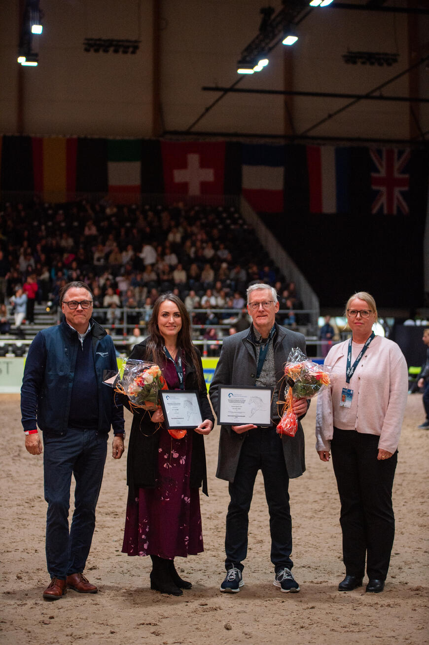 Prisutdelere og prismottakere under Agria Oslo Horse Show laurdag 10.oktober. Fra venstre: Tore Svendsgaard, Hanna Vermedal, Peer Berg og Torild Jacobsen