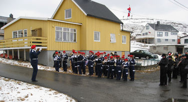 Korpsene spiller flere steder i Havøysund. Her spilles det i Hallvika.