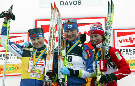 MARIT BJØRGEN kan bare titte på de to suverene finske jentene Virpi Kuitunen og Aino-Kaisa Saarinen på pallen i Davos. Foto: Kjell Erik Kristiansen MARIT BJØRGEN kan bare titte på de to suverene finske jentene Virpi Kuitunen og Aino-Kaisa Saarinen på pallen i Davos.