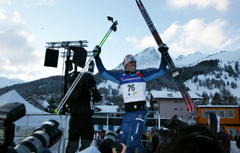 PÅ TOPPEN for første gang: Johan Olsson stråler blant Alpe-toppene i Davos. Foto: Kjell Erik Kristiansen PÅ TOPPEN for første gang: Johan Olsson stråler blant Alpe-toppene i Davos.