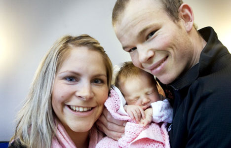 Kine Camilla Nymoen og Espen Harald Bjerke viser stolt frem sin førstefødte datter Sanna. Foto: Geir Olsen Kine Camilla Nymoen og Espen Harald Bjerke viser stolt frem sin førstefødte datter Sanna.