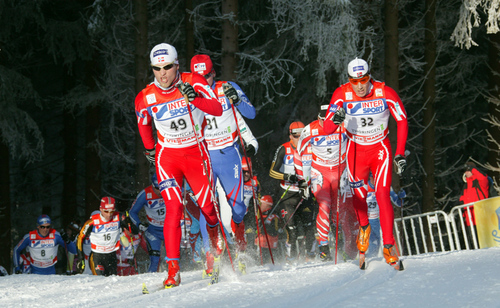 NORSKT I TETEN av det jagende feltet. Martin Johnsrud Sundby og Eldar Rønning drar hardt tidlig i løpet. Foto: MOA MOLANDER KRISTIANSEN, www.kristiansen-sport.com NORSKT I TETEN av det jagende feltet. Martin Johnsrud Sundby og Eldar Rønning drar hardt tidlig i løpet.