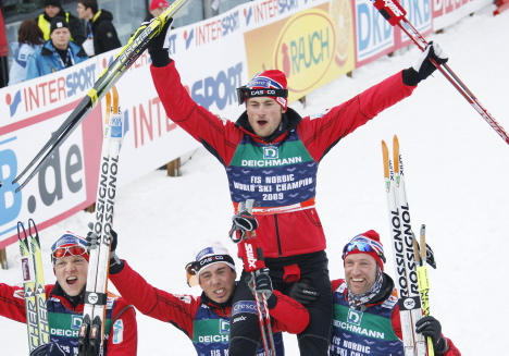 GULL: Tore Ruuud Hofstad, Eldar Rønning, Odd-Bjørn Hjelmeset kunne løfte Petter Northug på gullstol etter stafetttriumfen på stafetten under VM i Liberec i 2009. Foto: Geir Olsen. GULL: Tore Ruuud Hofstad, Eldar Rønning, Odd-Bjørn Hjelmeset kunne løfte Petter Northug på gullstol etter stafetttriumfen på stafetten under VM i Liberec i 2009.