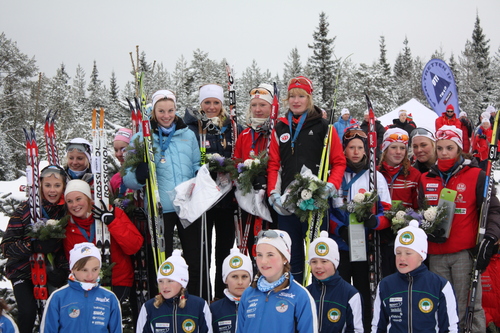Hovedlandsrennet 2009. Jentevinnerne: Opplands 1. lag (f.v), Akershus 1. lag og Hedmarks 1. lag. Foto: Eirik Lund Røer. Hovedlandsrennet 2009. Jentevinnerne: Opplands 1. lag (f.v), Akershus 1. lag og Hedmarks 1. lag. Foto: Eirik Lund Røer.
