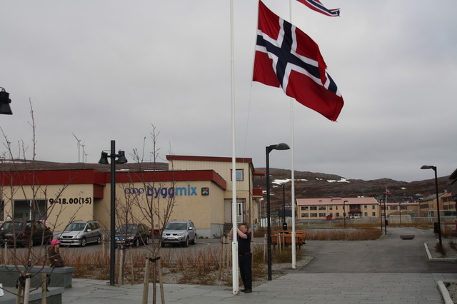 Flagget på vei til topps på Torget kl. 08.00.