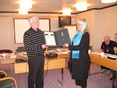 Ordføreren overrekker medaljen til Sverre Nygaard