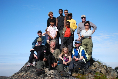 Bilde av 15 personer som besteg Øretoppen 5. august 2009